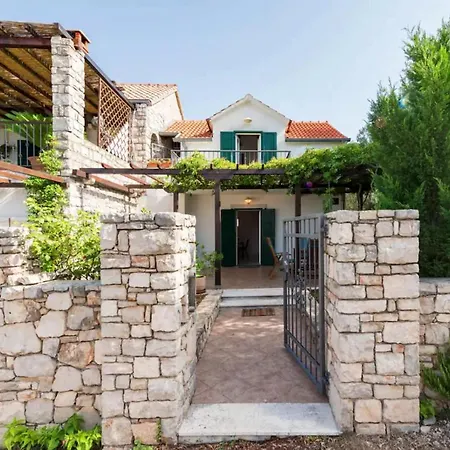House Ada Nyaraló *