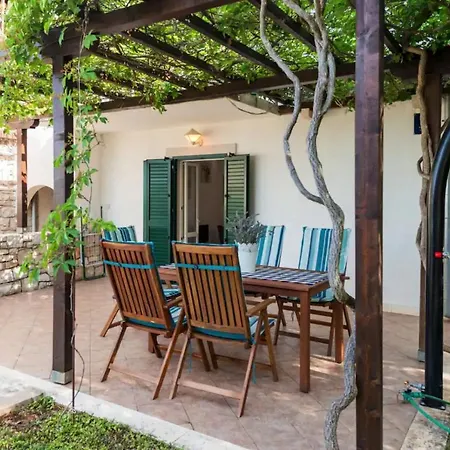 House Ada Nyaraló *