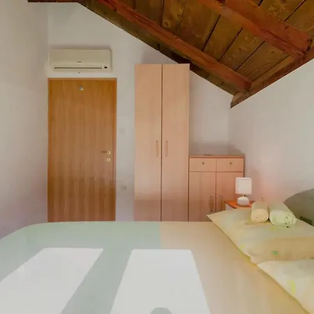 House Ada Nyaraló *