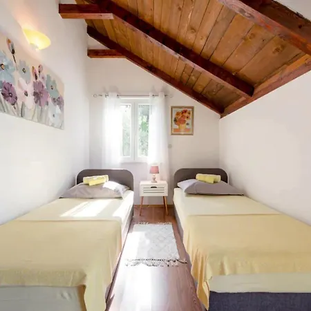 House Ada * Maslinica